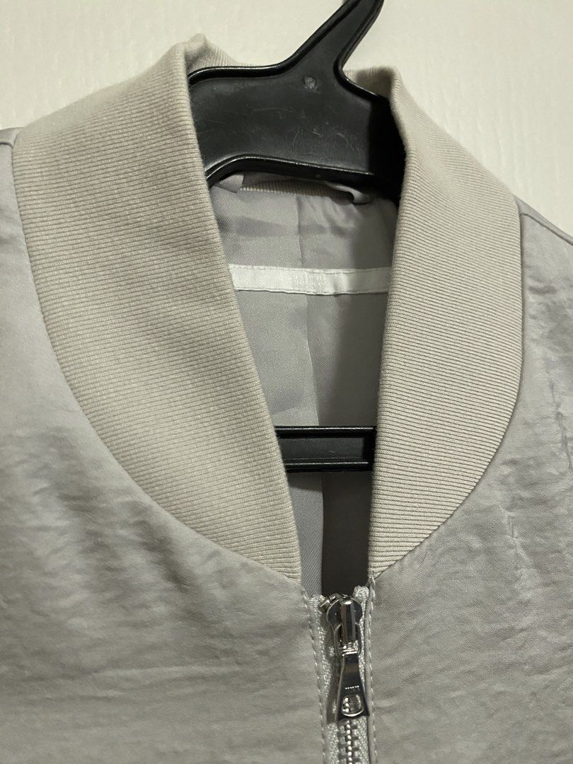 Uniqlo Gray Womens Bomber Jacket Size L (Category: Coats, Jackets and Outerwear) located in Quezon City. Submitted by kumamon31 (Listing ID 1394930945, Image 2). Description: Uniqlo Gray Womens Bomber Jacket Size L 20in width armpit to armpit.