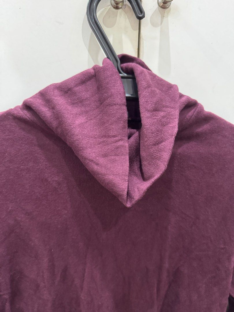 Uniqlo Maroon Turtleneck (Category: Longsleeves) located in Mandaluyong City. Submitted by arabeaaa (Listing ID 1394915661, Image 2). Description: - Still in good condition - Good for autumn and winter weather - RFS: decluttering .