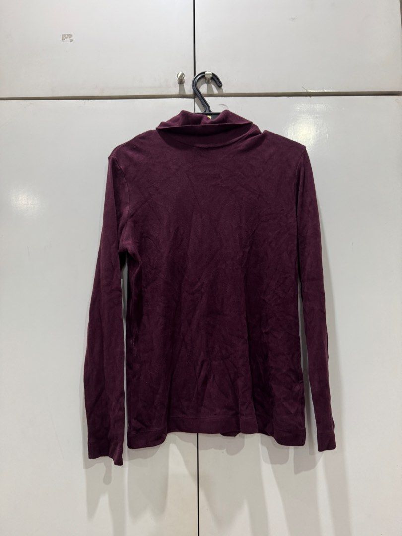 Uniqlo Maroon Turtleneck (Category: Longsleeves) located in Mandaluyong City. Submitted by arabeaaa (Listing ID 1394915661, Image 1). Description: - Still in good condition - Good for autumn and winter weather - RFS: decluttering .
