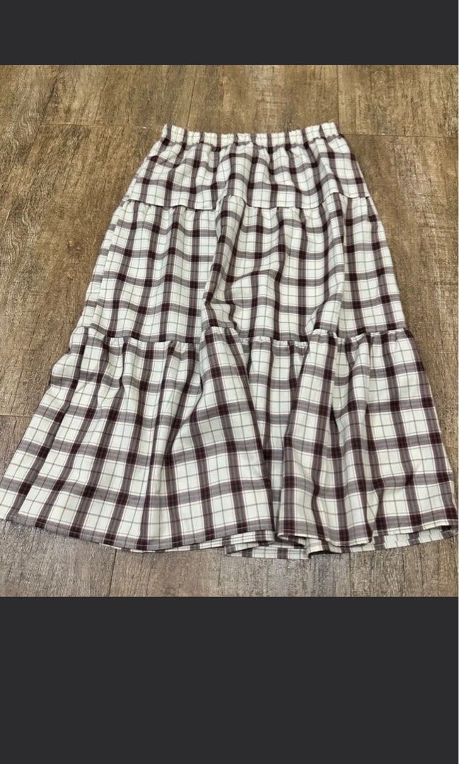 Uniqlo tiered skirt (Category: Skirts) located in San Pedro. Submitted by justmie (Listing ID 1394787971, Image 2). Description: .