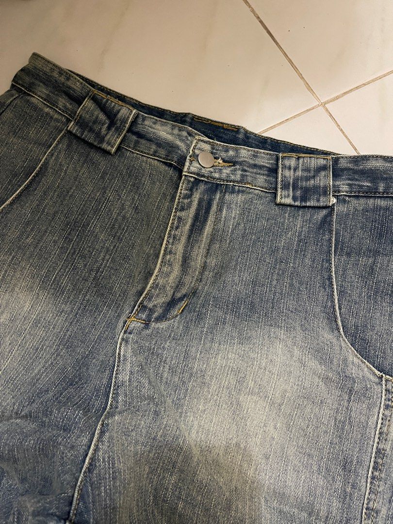 Vintage Baggy Barrel Jeans (Category: Jeans) located in Bulacan. Submitted by mochaelry (Listing ID 1394944744, Image 2). Description: Vintage Baggy Barrel Jeans W: 32 in L: 41 in ± 0.5 in rfs: declutterring delivery by j&t (yours shipping fee) mop: gcash no refunds pm for more details.