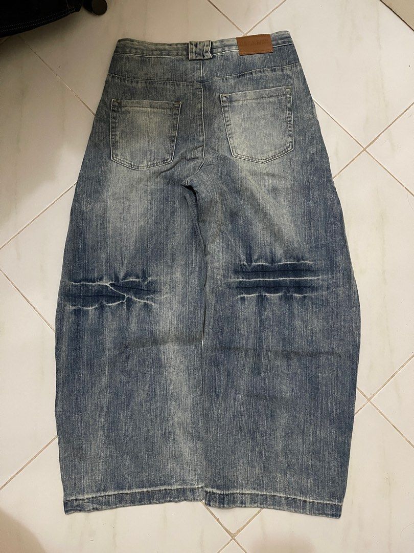 Vintage Baggy Barrel Jeans (Category: Jeans) located in Bulacan. Submitted by mochaelry (Listing ID 1394944744, Image 3). Description: Vintage Baggy Barrel Jeans W: 32 in L: 41 in ± 0.5 in rfs: declutterring delivery by j&t (yours shipping fee) mop: gcash no refunds pm for more details.