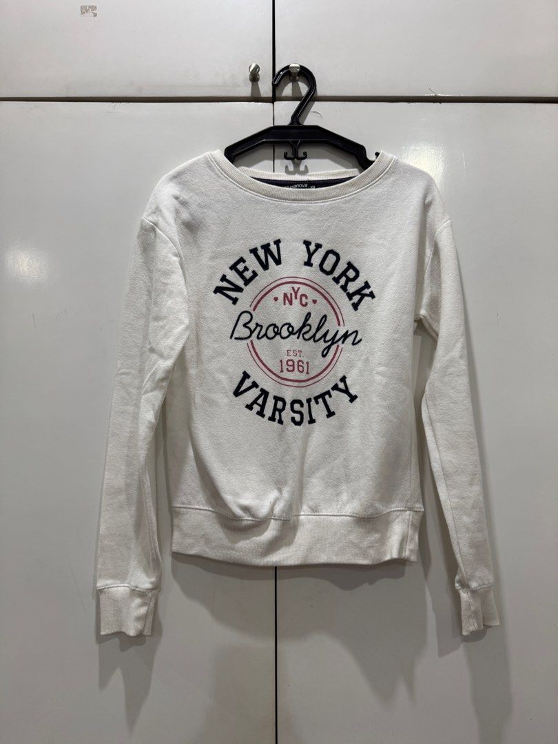 White Sweater (Category: Coats, Jackets and Outerwear) located in Mandaluyong City. Submitted by arabeaaa (Listing ID 1394915385, Image 1). Description: - Still in good condition - Brand: Terranova - Good for autumn and winter weather - RFS: decluttering.
