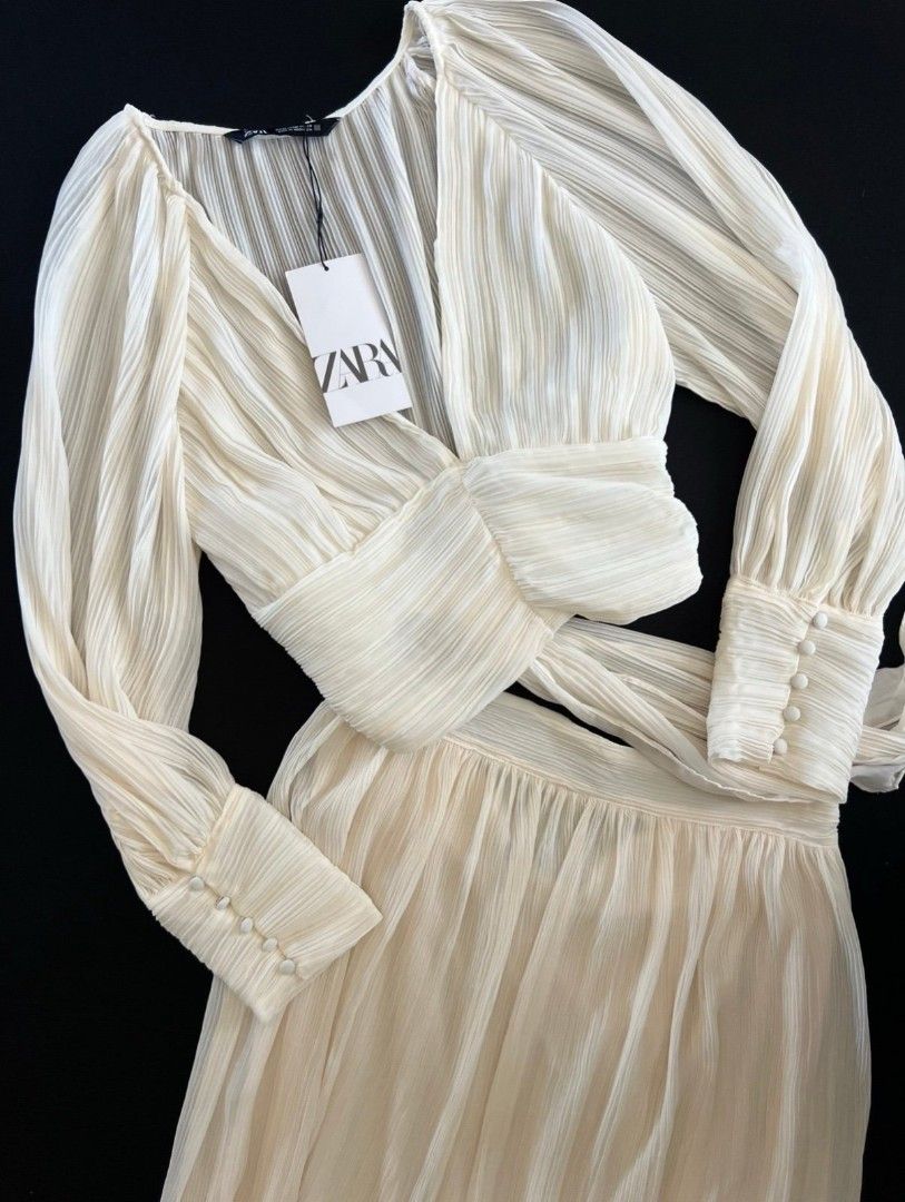 Zara Pleated Longsleeve Top (Category: Dresses) located in Pasig City. Submitted by pammy_ (Listing ID 1394958964, Image 1). Description: Elegant top from Zara. Features a buttoned cuffs and perfect for a special occasion or a stylish vacation look ;) Still with tag and price (2990php) Feel free to DM me to make an offer Perfect OOTD for 2026 new year celeb..