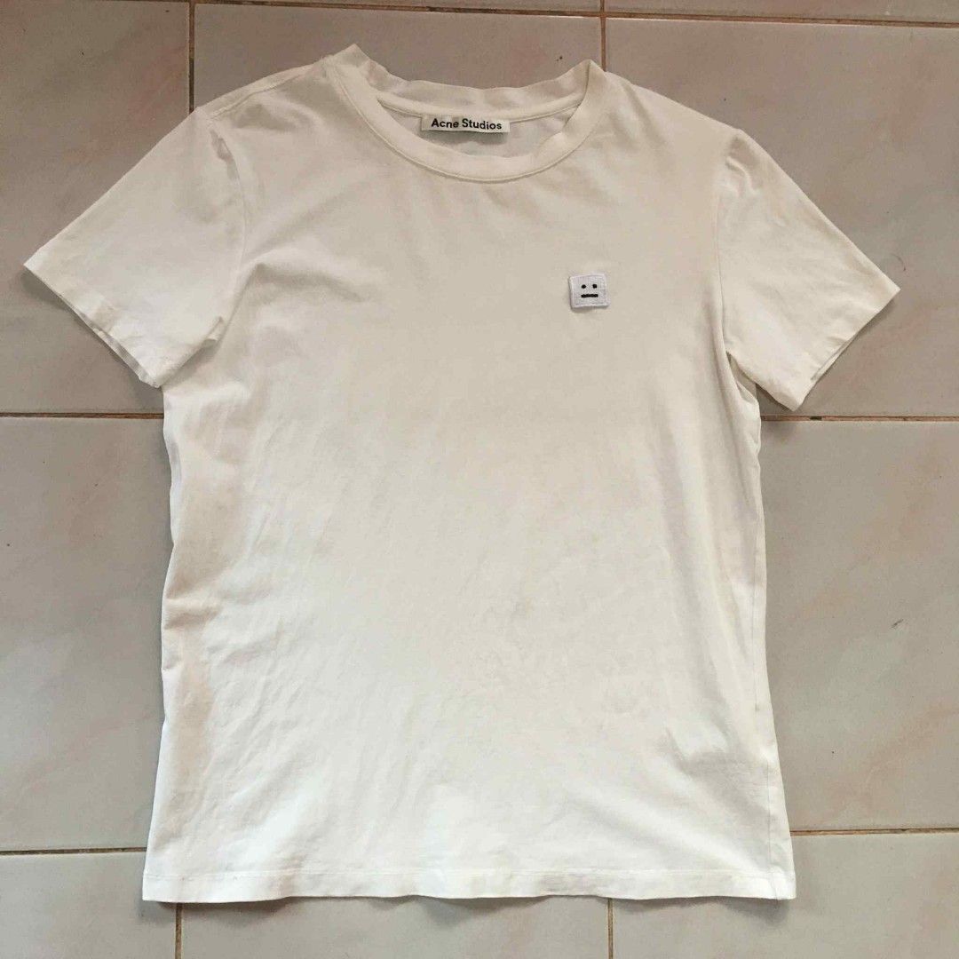 Acne Studios Face Patch T-shirt (Category: Shirts) located in Jinoba-an. Submitted by eegiboy (Listing ID 1395073865, Image 1). Description: Wts: Acne Studois 🥵 Side patch 😍 White shirt for women 🔥 Size: Medium Dimes: 19/24 Excellent condition 🥰 No issue 😉 550plussf Dm me if interested 📩 Thankyou 🙏😇.