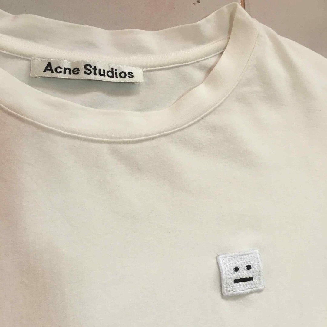 Acne Studios Face Patch T-shirt (Category: Shirts) located in Jinoba-an. Submitted by eegiboy (Listing ID 1395073865, Image 3). Description: Wts: Acne Studois 🥵 Side patch 😍 White shirt for women 🔥 Size: Medium Dimes: 19/24 Excellent condition 🥰 No issue 😉 550plussf Dm me if interested 📩 Thankyou 🙏😇.