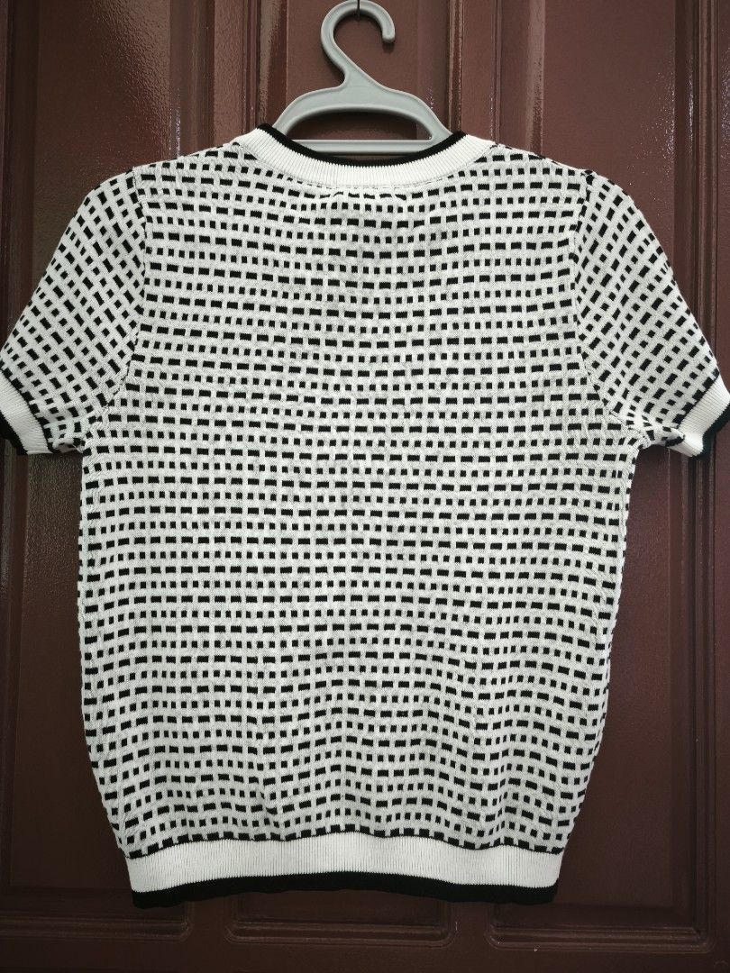 Apple & Eve Black and White Top (Category: Blouses) located in Legazpi City. Submitted by fhlorms (Listing ID 1395122125, Image 2). Description: New Apple & Eve top in size M. Features a black and white checkered pattern, short sleeves, and a round neckline with black trim. Made of knit material..