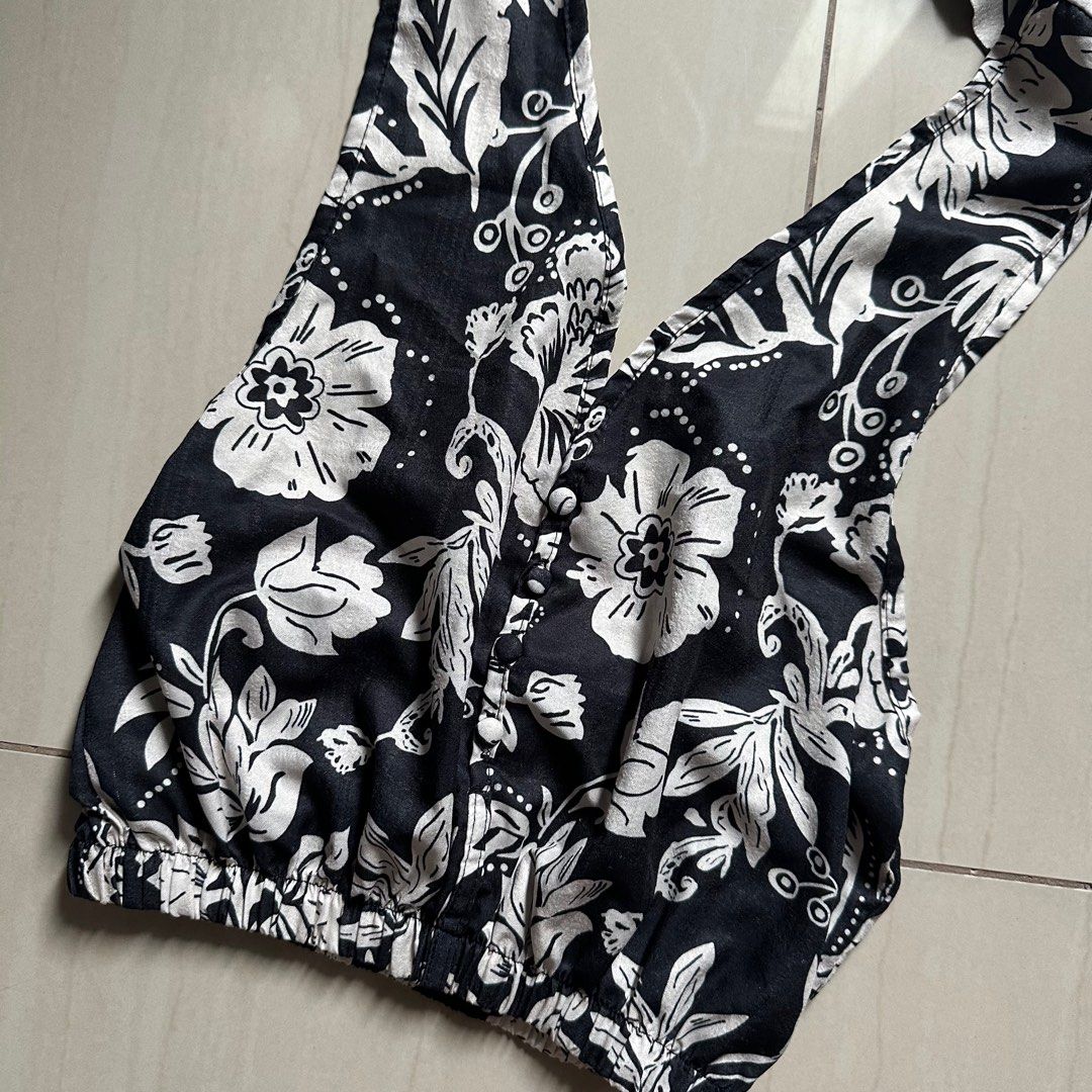 Black Floral Halter Self-Tie Top (Category: Sleeveless) located in Manila. Submitted by modieus.ph (Listing ID 1395040704, Image 1). Description: super trendy! cute and stretchy sa waist part adjustable! xs-s .