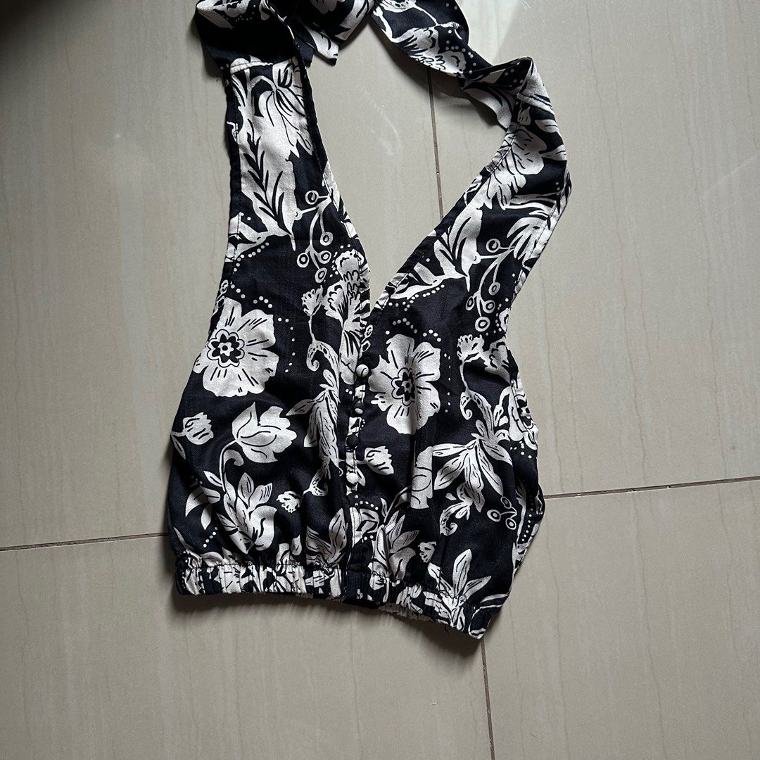 Black Floral Halter Self-Tie Top (Category: Sleeveless) located in Manila. Submitted by modieus.ph (Listing ID 1395040704, Image 2). Description: super trendy! cute and stretchy sa waist part adjustable! xs-s .