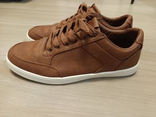 棕色配白色鞋底的休閒鞋64202893938689110