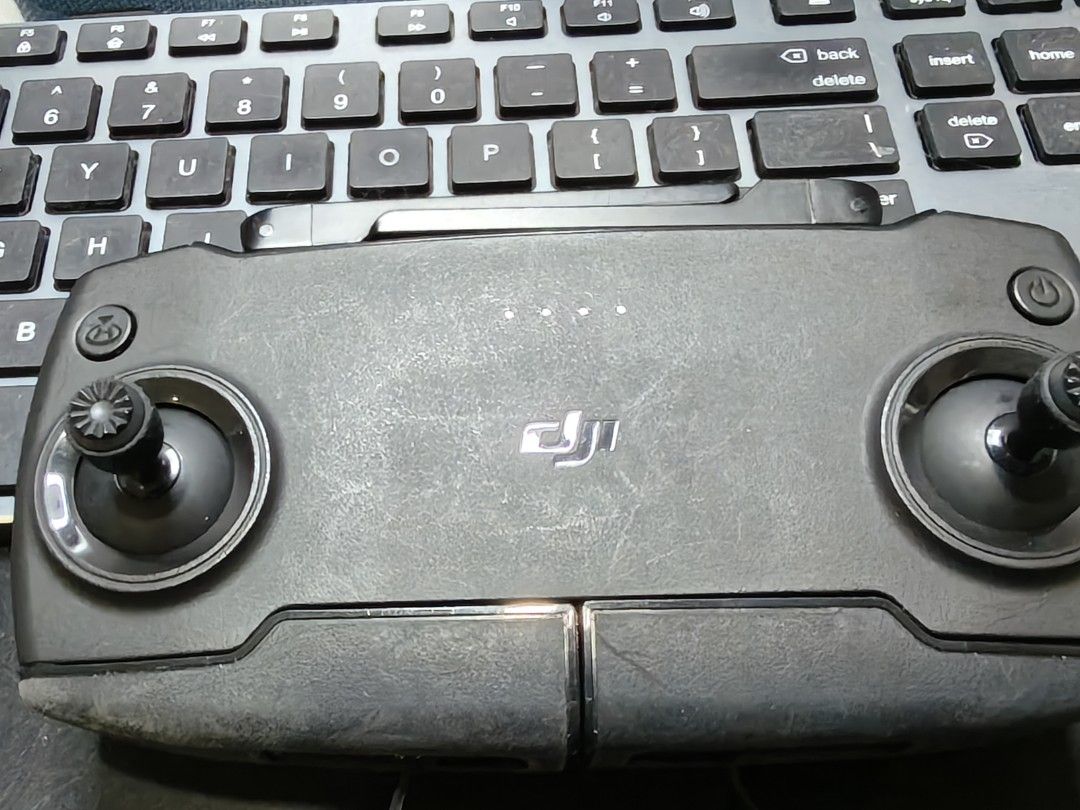 DJI Mini Controller (Category: Drones) located in Singapore. Submitted by harryyap (Listing ID 1395159360, Image 3). Description: Hey there! 👋 Selling my DJI Mini Controller. It has some signs of use, but it's fully functional and ready to go. Perfect for anyone looking to upgrade or replace their controller. Comes with the strap too! Feel free to ask any questions!.