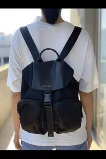 (Category: ) located in . Submitted by pickplanet_sneaker_shirt (Listing ID 1395066354, Image 1). Description: .