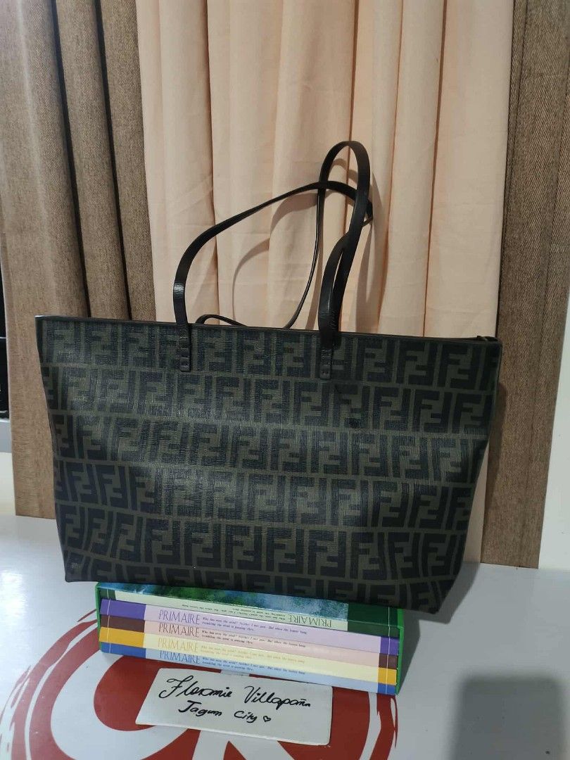 Fendi Tote bag (Category: Luxury Bags & Wallets) located in Tagum. Submitted by luxbagelyas (Listing ID 1395110585, Image 2). Description: with sign of use may dinikitan sa handle large size.