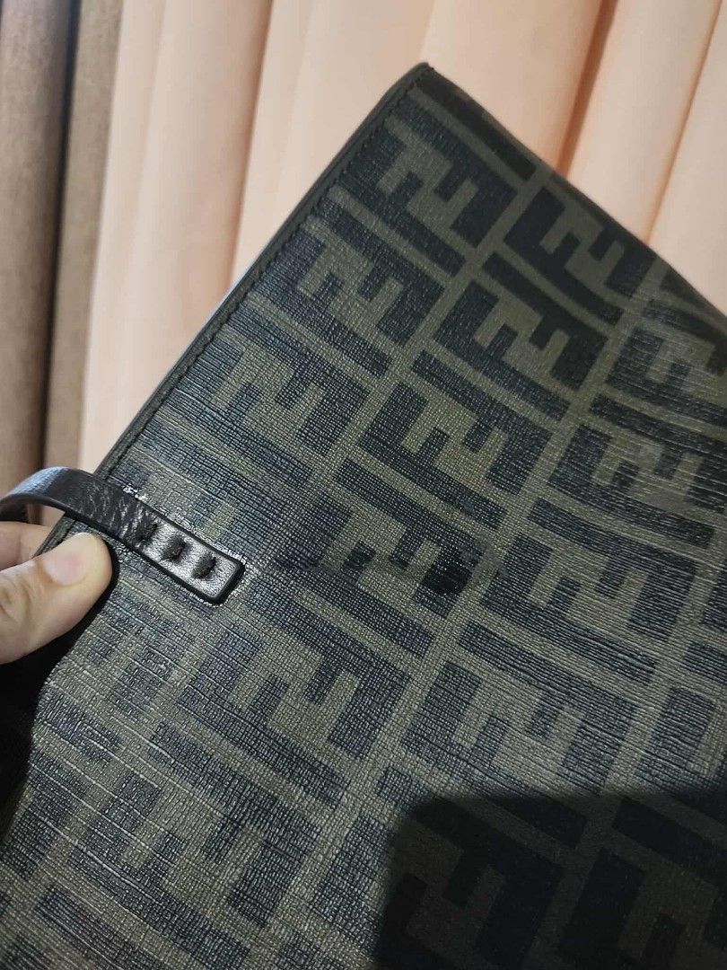 Fendi Tote bag (Category: Luxury Bags & Wallets) located in Tagum. Submitted by luxbagelyas (Listing ID 1395110585, Image 3). Description: with sign of use may dinikitan sa handle large size.