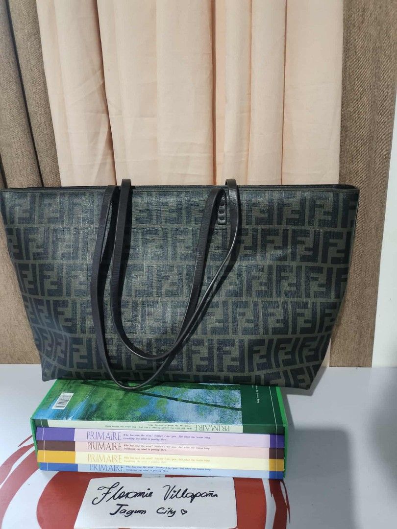 Fendi Tote bag (Category: Luxury Bags & Wallets) located in Tagum. Submitted by luxbagelyas (Listing ID 1395110585, Image 1). Description: with sign of use may dinikitan sa handle large size.