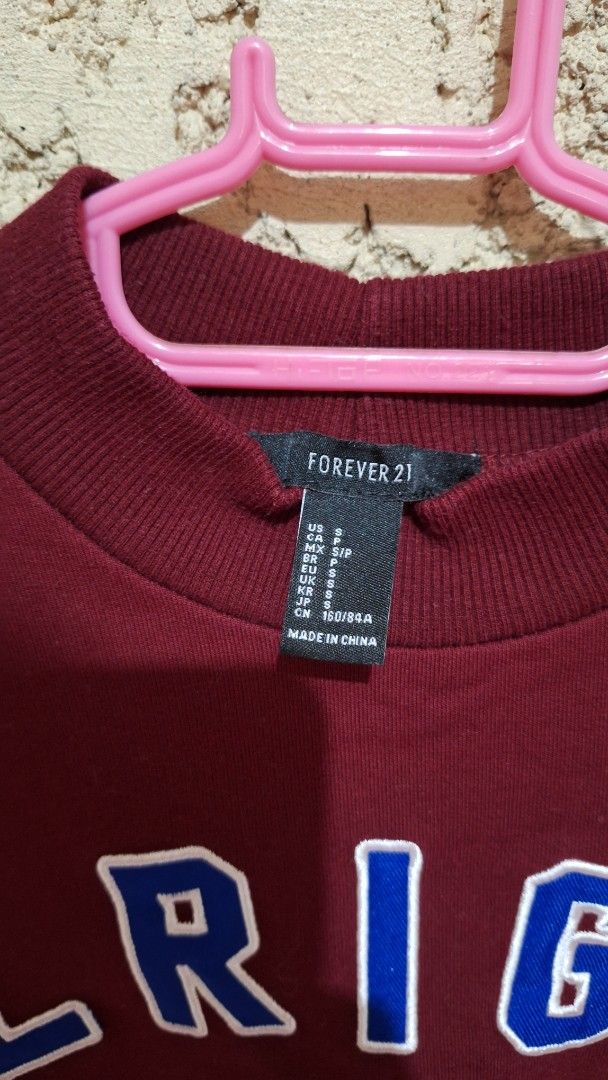 Forever 21 Alright Cropped Sweatshirt (Category: Longsleeves) located in Quezon City. Submitted by prelovedbox2016 (Listing ID 1395057575, Image 2). Description: - Forever 21 cropped sweatshirt - Color: Maroon - Graphic: "Alright" in blue and white - Features: Mock neck, long sleeves - Made in China.