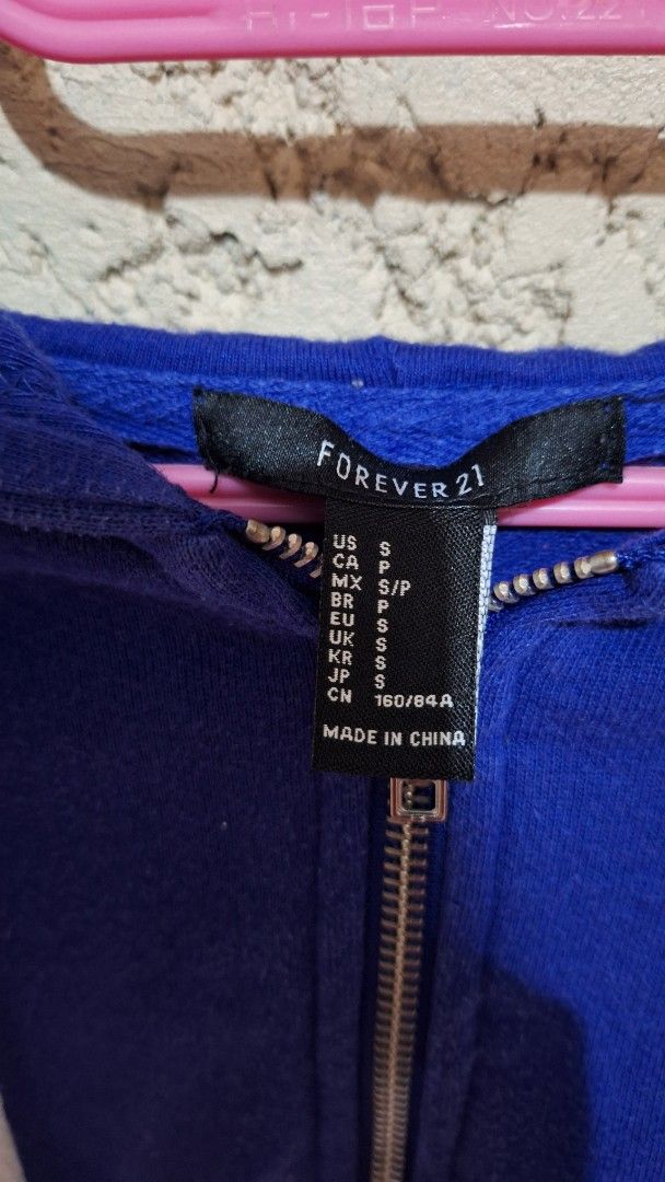 Forever 21 Cropped Hoodie - Small (Category: Coats, Jackets and Outerwear) located in Quezon City. Submitted by prelovedbox2016 (Listing ID 1395058140, Image 2). Description: - Forever 21 cropped hoodie - Color: Vibrant Blue - Size: Small - Features: Full zipper, white drawstrings - Condition: Good, ready to wear.
