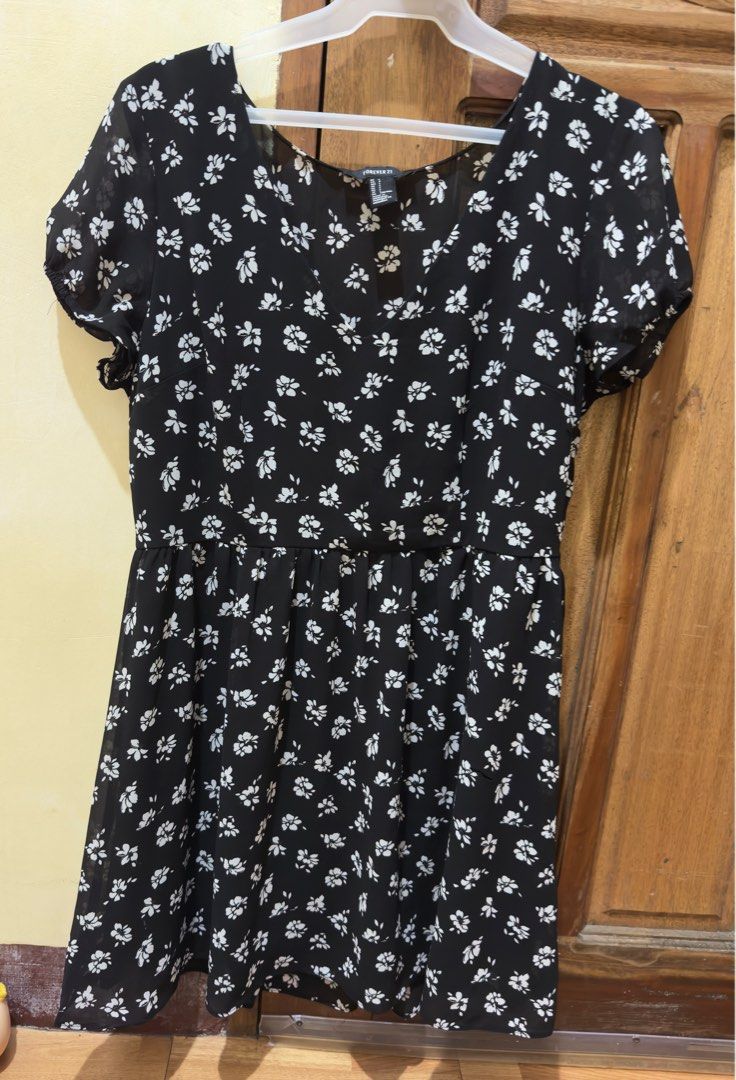 Forever 21 Floral Dress (Category: Dresses) located in Taguig. Submitted by snapshop_ (Listing ID 1395129513, Image 1). Description: .