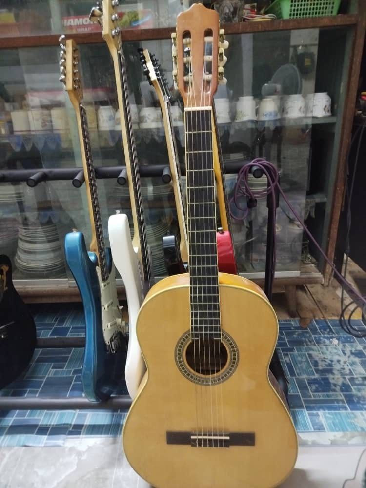 Guitar classical Deviser (Category: Musical Instruments) located in Pasir Mas. Submitted by nublisalor (Listing ID 1395052612, Image 1). Description: Dm Dm cepat kita deal sapa jadi.