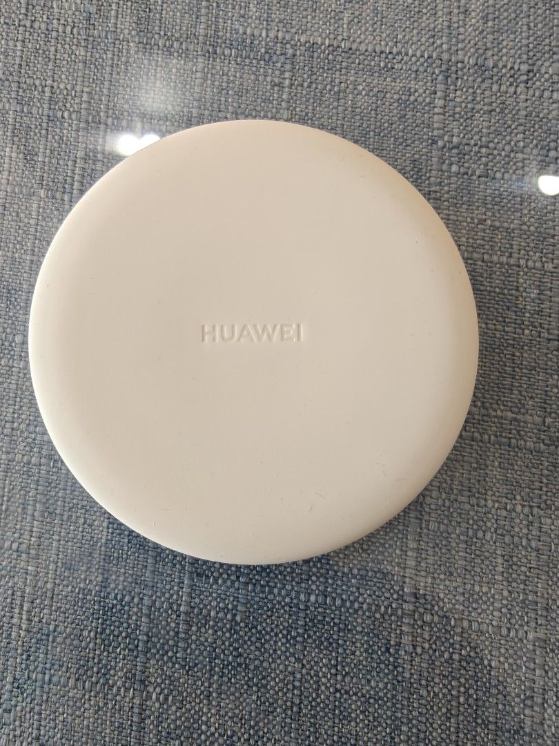 Huawei Wireless Charger (Category: Chargers & Cables) located in Pasig City. Submitted by phonefanatic (Listing ID 1394986028, Image 1). Description: Huawei Wireless Charger Unused.