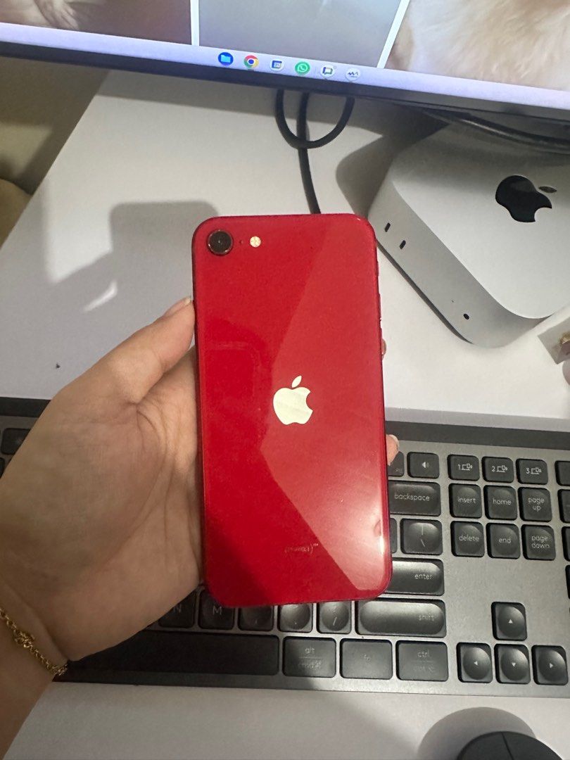 iPhone SE 2020 Red (Category: iPhone SE Series) located in Taguig. Submitted by ylluhhhh (Listing ID 1395001132, Image 2). Description: Ris: Extra phone, need cash See here for the specs https://m.gsmarena.com/ apple_iphone_se_(2020)-10170.php No issues Batt health: 78% Storage: 256gb Limited edition 'Product Red' NO BOX, JUST THE UNIT. BGC location.
