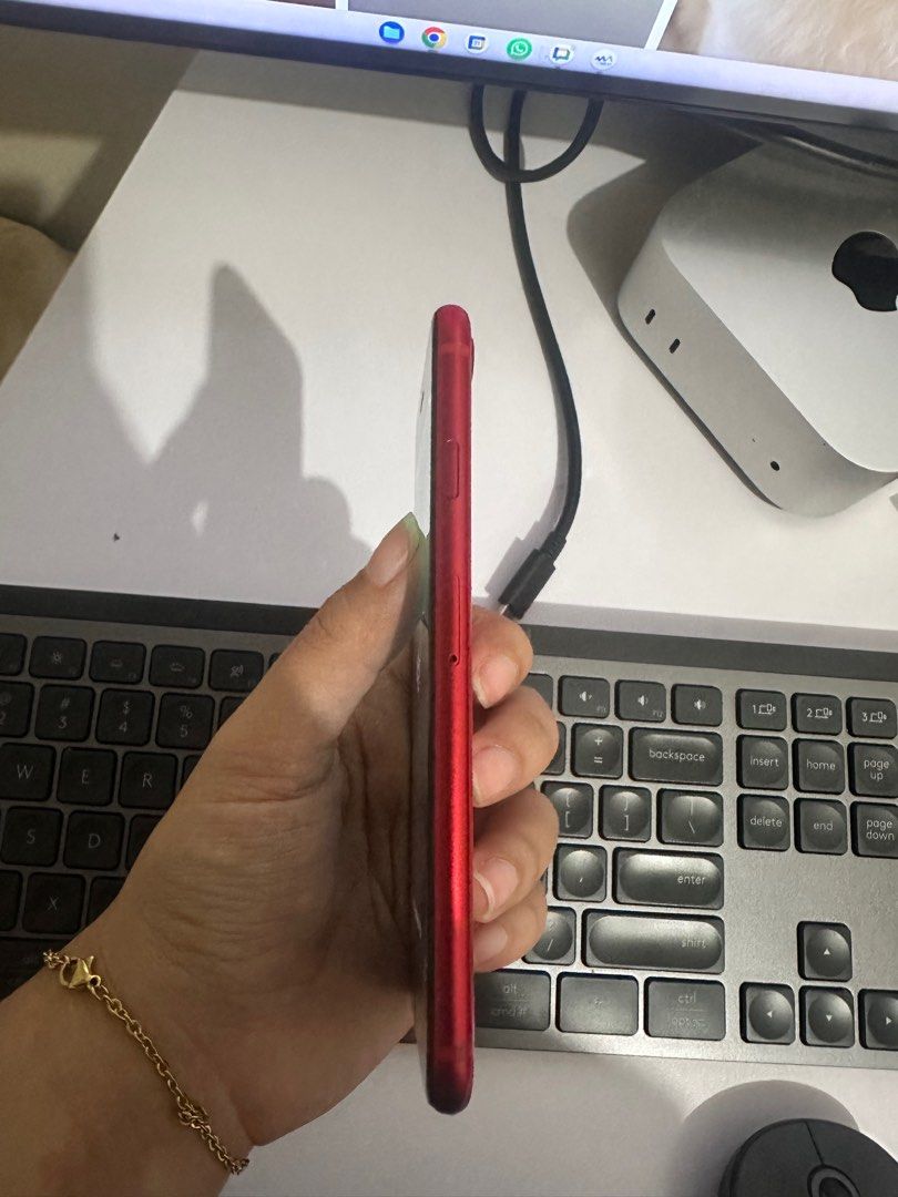 iPhone SE 2020 Red (Category: iPhone SE Series) located in Taguig. Submitted by ylluhhhh (Listing ID 1395001132, Image 3). Description: Ris: Extra phone, need cash See here for the specs https://m.gsmarena.com/ apple_iphone_se_(2020)-10170.php No issues Batt health: 78% Storage: 256gb Limited edition 'Product Red' NO BOX, JUST THE UNIT. BGC location.