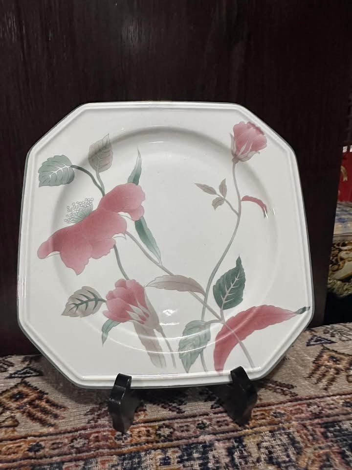 Mikasa Continental Silk Flowers Octagonal Plate 23x23cm (Category: Dinnerware & Cutlery) located in Antipolo. Submitted by queens.collections (Listing ID 1394995871, Image 1). Description: Skukl5-1c.