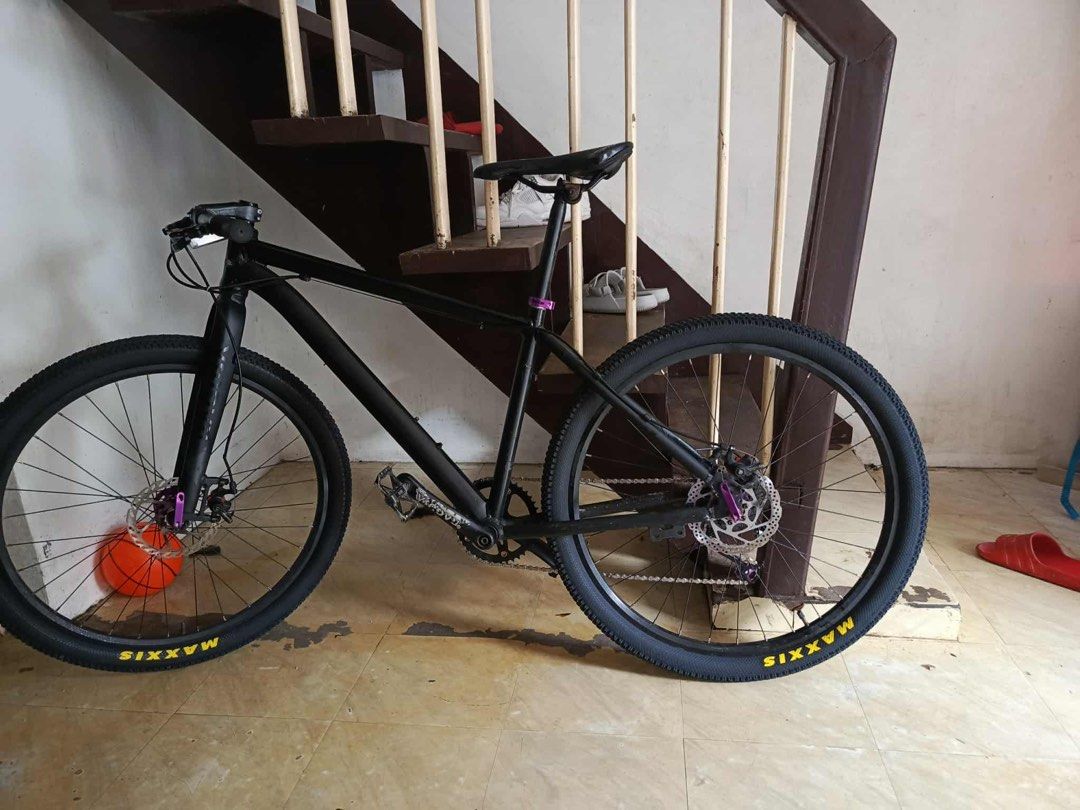 Mountain Bike with Maxxis Tires (Category: Bicycles) located in Manila. Submitted by amanoma2345 (Listing ID 1395117778, Image 1). Description: - Black mountain bike - Maxxis tires - Disc brakes - Purple seat post and brake components - Black frame - Includes chain and pedals - Ready to ride.