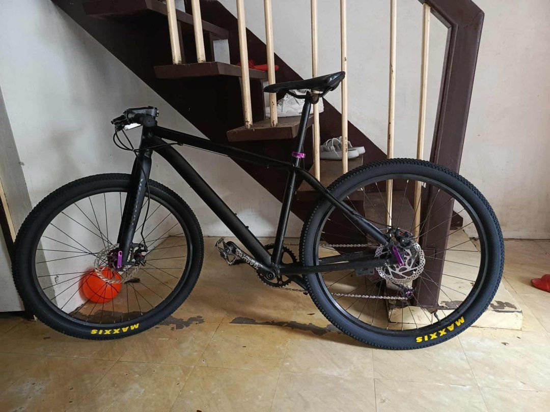 Mountain Bike with Maxxis Tires (Category: Bicycles) located in Manila. Submitted by amanoma2345 (Listing ID 1395117778, Image 2). Description: - Black mountain bike - Maxxis tires - Disc brakes - Purple seat post and brake components - Black frame - Includes chain and pedals - Ready to ride.