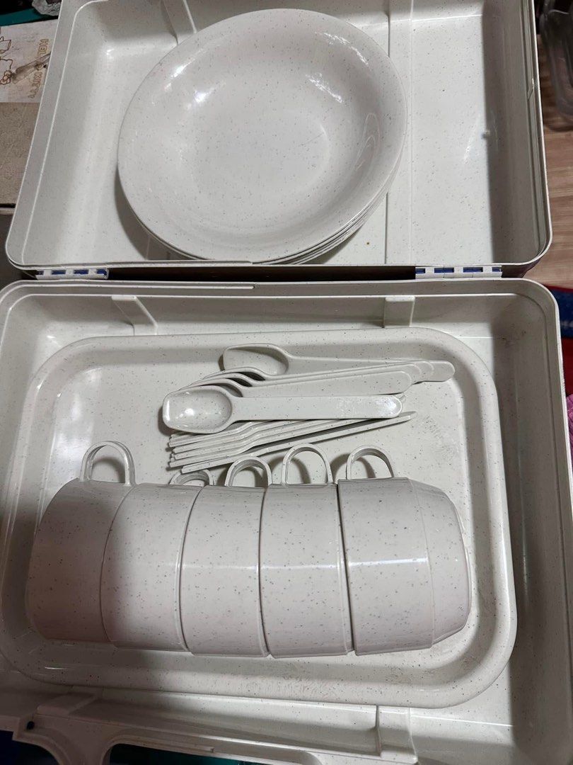 Picnic set (Category: Dinnerware & Cutlery) located in Antipolo. Submitted by queens.collections (Listing ID 1394998762, Image 1). Description: .
