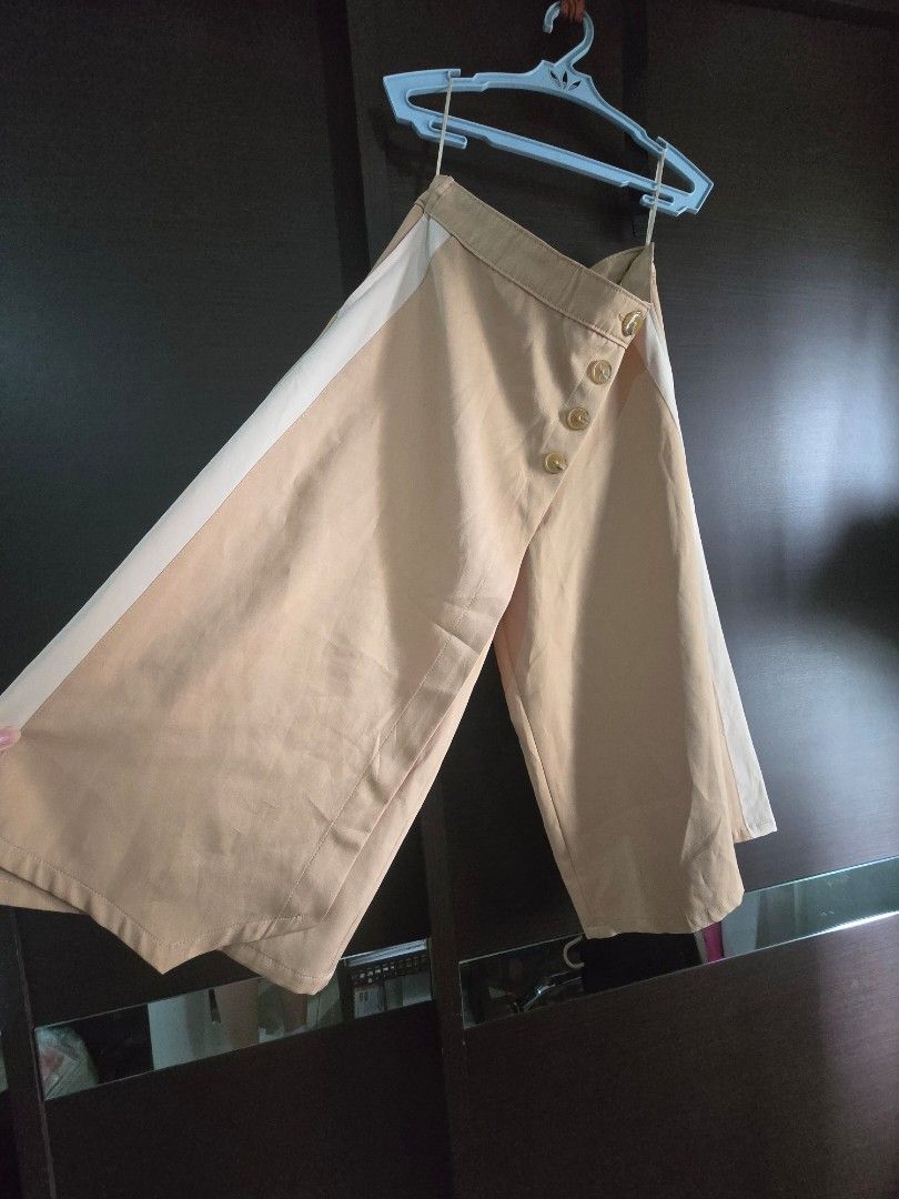 Plains & Prints Khaki Pants (Culottes) (Category: Other Bottoms) located in Quezon City. Submitted by k8_wallace (Listing ID 1395034882, Image 2). Description: - Plains & Prints Khaki Pants (Culottes) - Size: PH XS, UK 6, US 2 - Features: Button closure, white stripe detail on the side - Color: Neutral - Material: Lightweight fabric - Perfect for everyday wear All sales are final..