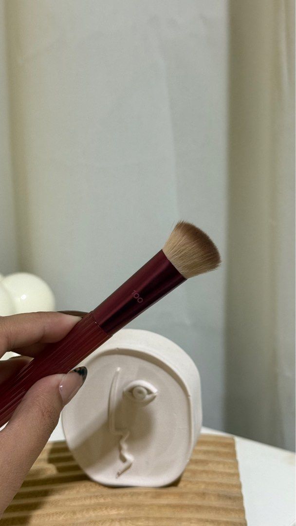 Real Techniques RT 100 Brush - Solar Power Golden Hour Glow (Category: Makeup) located in Taguig. Submitted by findswithcece (Listing ID 1395148241, Image 3). Description: - Real Techniques RT 100 brush - Solar Power Golden Hour Glow variant - Used twice.