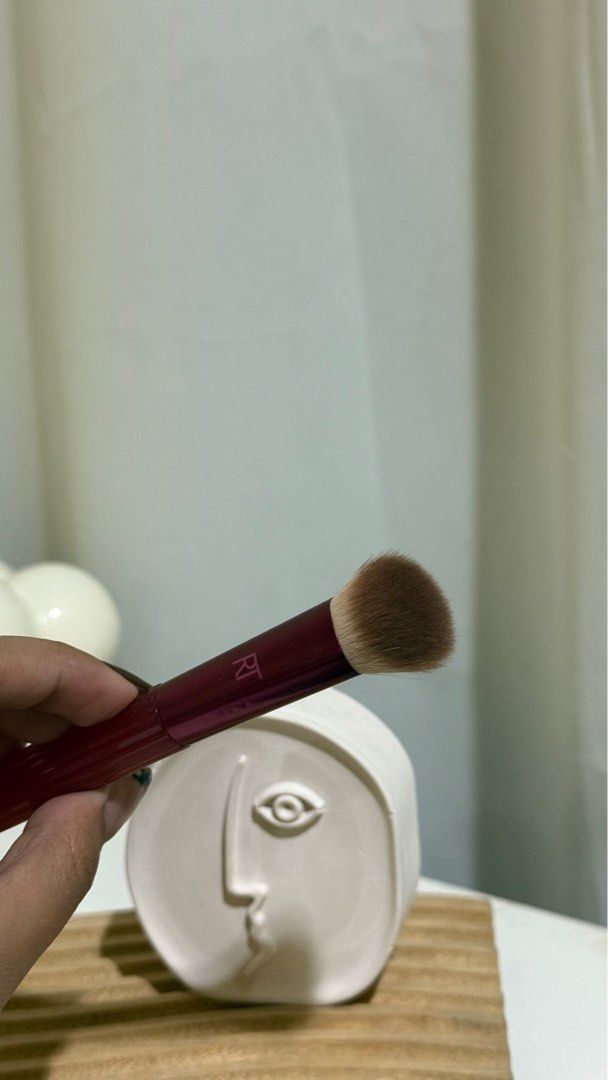 Real Techniques RT 100 Brush - Solar Power Golden Hour Glow (Category: Makeup) located in Taguig. Submitted by findswithcece (Listing ID 1395148241, Image 2). Description: - Real Techniques RT 100 brush - Solar Power Golden Hour Glow variant - Used twice.
