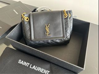 (Category: ) located in . Submitted by bagsandshoesmanymore (Listing ID 1395158290, Image 1). Description: .