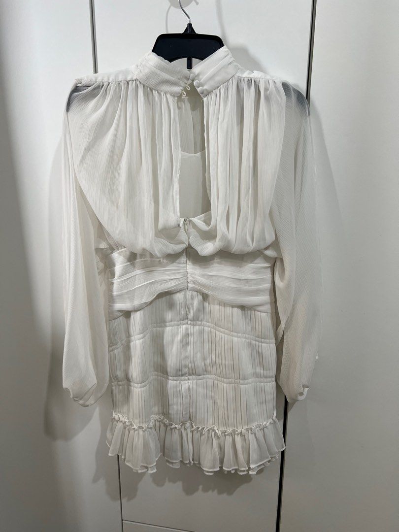 White dress (Category: Dresses) located in Mandaluyong City. Submitted by miss_declutter321 (Listing ID 1395002227, Image 2). Description: .
