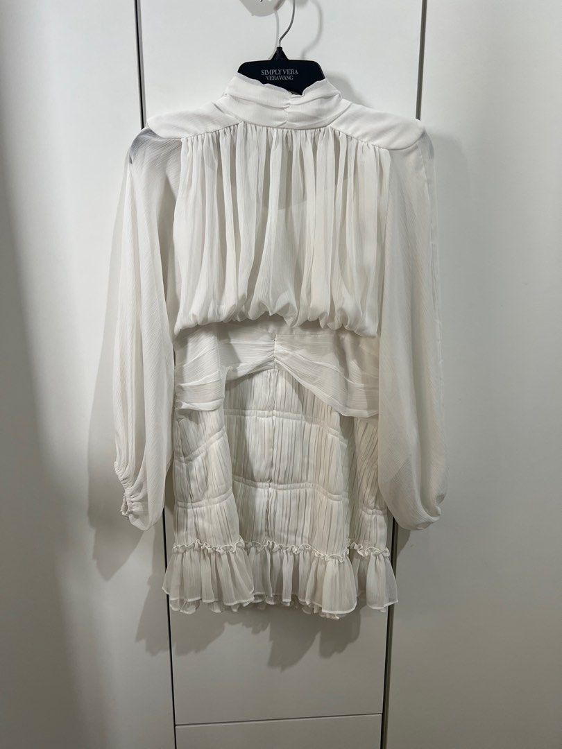 White dress (Category: Dresses) located in Mandaluyong City. Submitted by miss_declutter321 (Listing ID 1395002227, Image 1). Description: .