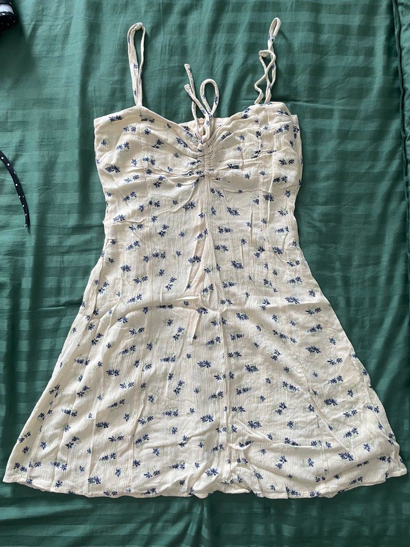 Yellow Floral Mini Dress (Category: Dresses) located in Manila. Submitted by jiu____ (Listing ID 1395026317, Image 2). Description: • cute day dress!! •size M on tag but best fits XS-S.