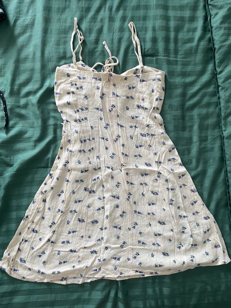 Yellow Floral Mini Dress (Category: Dresses) located in Manila. Submitted by jiu____ (Listing ID 1395026317, Image 3). Description: • cute day dress!! •size M on tag but best fits XS-S.