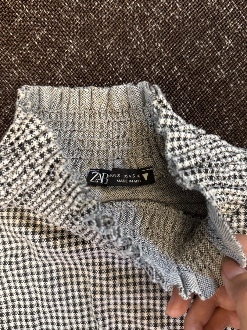 ZARA Black and White Turtleneck Top (Category: Blouses) located in Bulacan. Submitted by ichikuh (Listing ID 1394988971, Image 3). Description: -; 💗 [kindly read ] - size: xs-small - no flaw 1: Payment Method - gc & maya 2: Shipping Method - J&T & lalamove 3: For Buyers - no cancellation - no return, exchange, or refund - shipping will be shoulder note; price is negotiable! .
