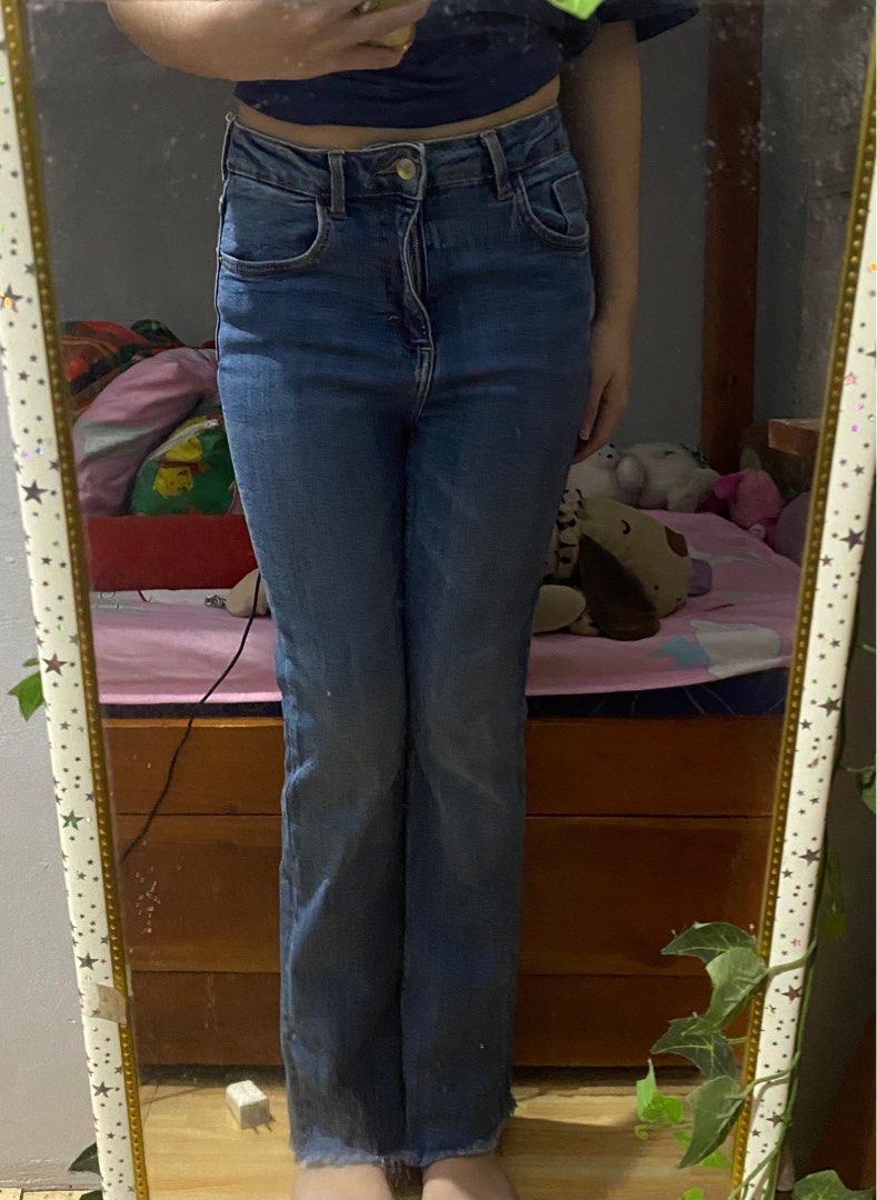 Zara Blue Flare Denim Jeans (Category: Jeans) located in Batangas. Submitted by daefloress (Listing ID 1395128630, Image 1). Description: size: waist 26, length 35 shipping on weekdays only thru j&t payo location: san jose, batangas.