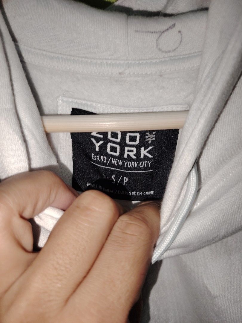 Zoo York Hoodie - Small (Category: Hoodies) located in Pasig City. Submitted by michelle.asuki (Listing ID 1395093967, Image 3). Description: ZOO YORK HOODIE EXCELLENT SMALL TO MED 20 WIDTH 27 LENGHT 1K.