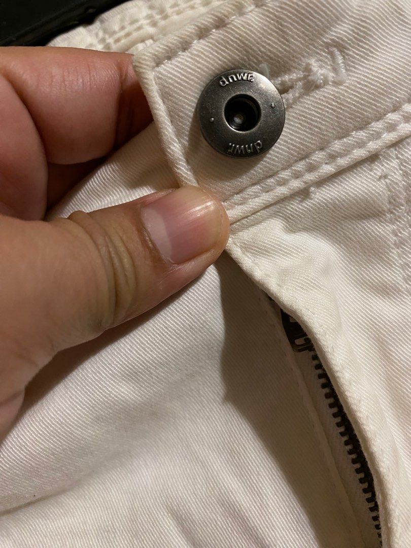 Authentic Zara White Denim Jeans (Category: Jeans) located in Mandaluyong City. Submitted by wear_your_style (Listing ID 1395335777, Image 3). Description: Store bought for almost ₱3K. Off-white/cream talaga kulay niya. Makapal. Sexy sa puwet. Regular fit to skinny fit. Can fit 28-29 inches waist; length is 39 inches. 98% cotton and 2% elastane so strechy. Nakakaganda ng legs. Issues: di pa nalalabhan kaya may dumi. Other than that super ganda pa