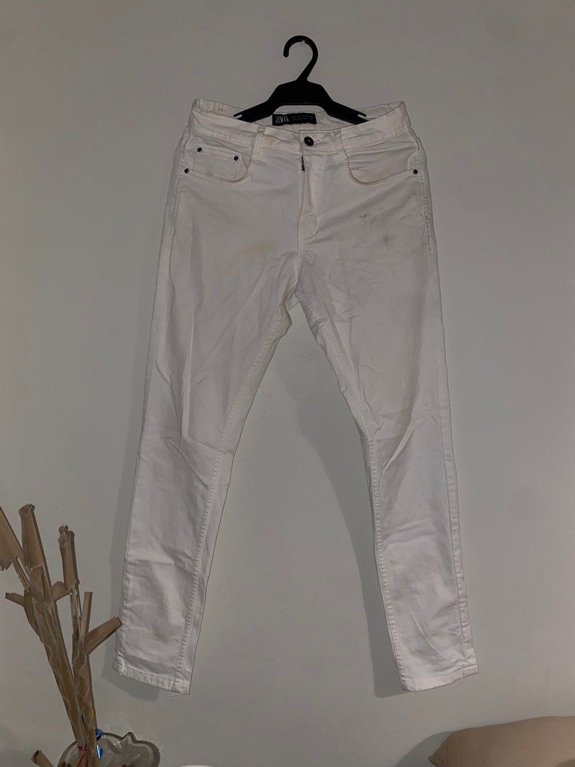Authentic Zara White Denim Jeans (Category: Jeans) located in Mandaluyong City. Submitted by wear_your_style (Listing ID 1395335777, Image 1). Description: Store bought for almost ₱3K. Off-white/cream talaga kulay niya. Makapal. Sexy sa puwet. Regular fit to skinny fit. Can fit 28-29 inches waist; length is 39 inches. 98% cotton and 2% elastane so strechy. Nakakaganda ng legs. Issues: di pa nalalabhan kaya may dumi. Other than that super ganda pa
