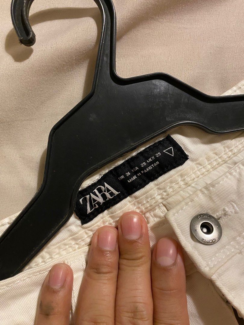 Authentic Zara White Denim Jeans (Category: Jeans) located in Mandaluyong City. Submitted by wear_your_style (Listing ID 1395335777, Image 2). Description: Store bought for almost ₱3K. Off-white/cream talaga kulay niya. Makapal. Sexy sa puwet. Regular fit to skinny fit. Can fit 28-29 inches waist; length is 39 inches. 98% cotton and 2% elastane so strechy. Nakakaganda ng legs. Issues: di pa nalalabhan kaya may dumi. Other than that super ganda pa