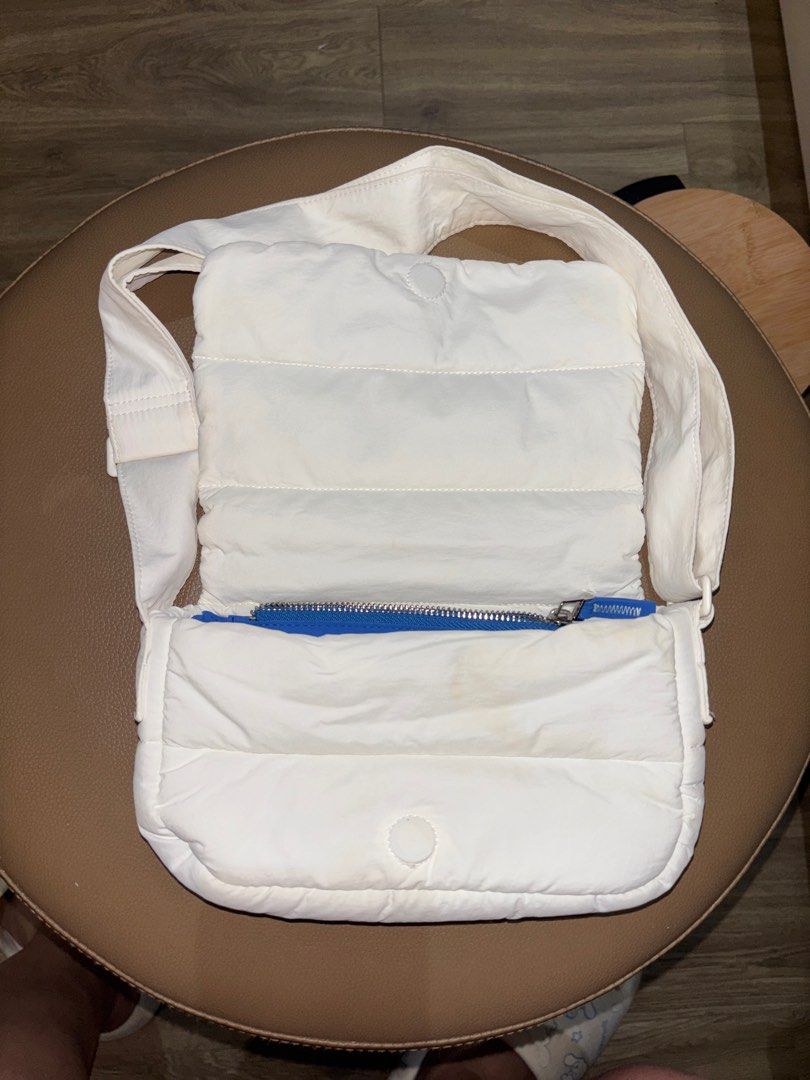 Beyond The Vines Pocket Poofy Bag (Category: Cross-body Bags) located in San Juan City. Submitted by chuaaaaaaaa_ (Listing ID 1395330291, Image 3). Description: - signs of usage but i think u can wash it off 📍 davao city (can ship to mm via j&t) #btv #btvpocketpoofy #beyondthevines.