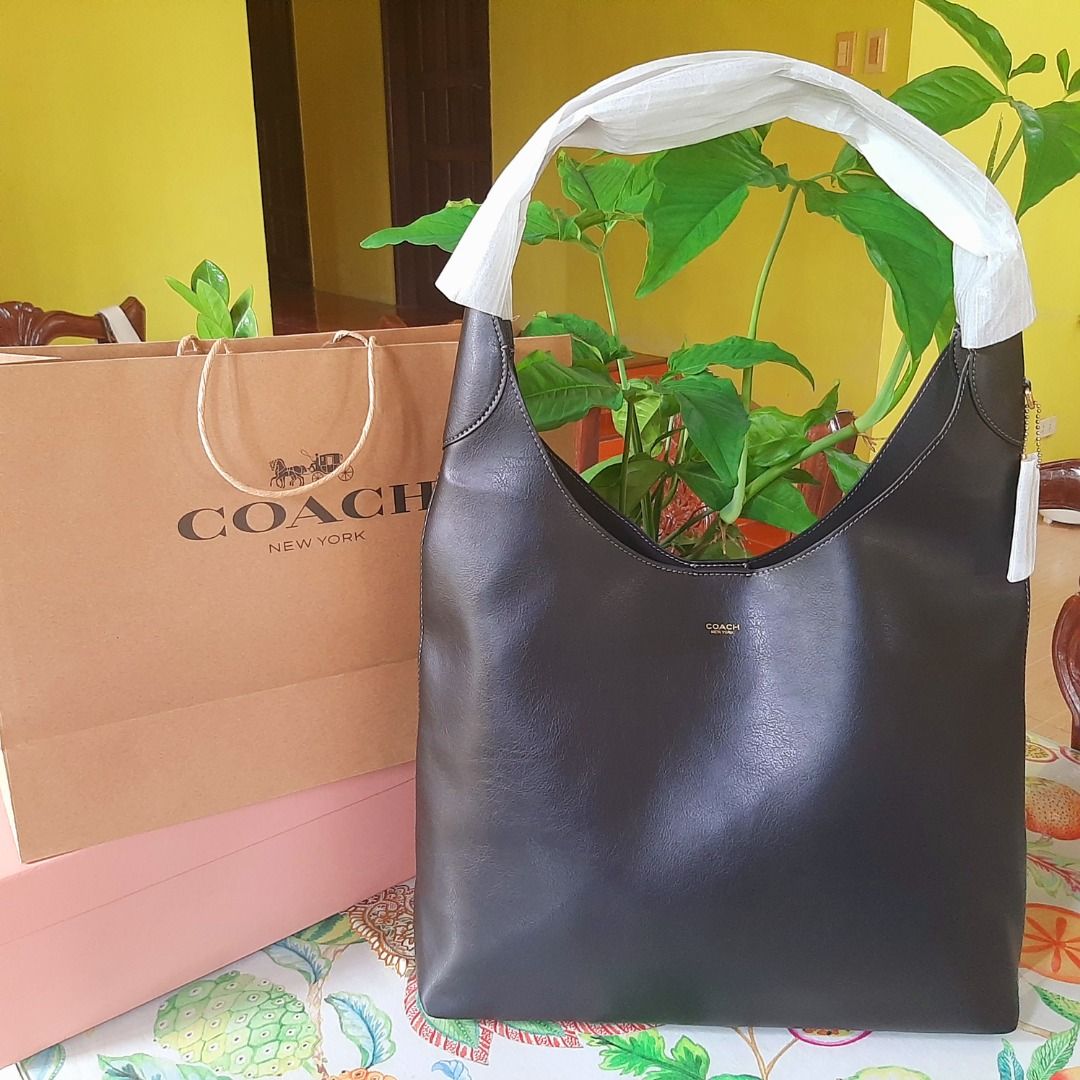 Coach Brooklyn 39 (Category: Luxury Bags & Wallets) located in Mexico. Submitted by raxcan1 (Listing ID 1395015798, Image 1). Description: Brandnew. In glove tanned leather, brass gold hardware. Very spacious and functional. Maganda kahit naka tshirt ka lng or even formal attire bagay sya. Ideal for travel or work bag. Super comfy gamitin hindi masakit sa balikat. Fits up to 15 inches laptop. Size 39, size hard to find..