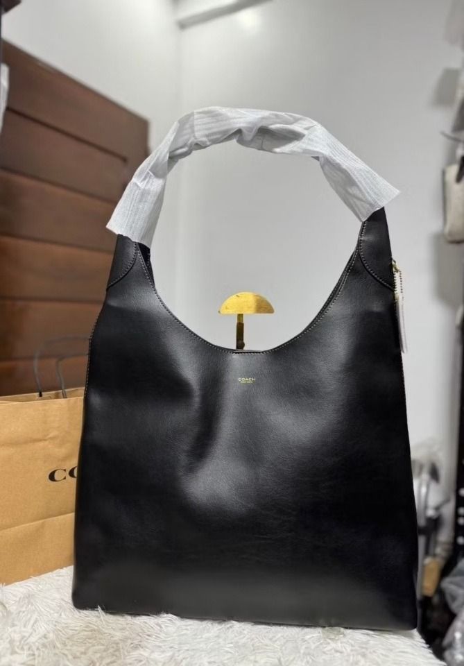 Coach Brooklyn 39 (Category: Luxury Bags & Wallets) located in Mexico. Submitted by raxcan1 (Listing ID 1395015798, Image 3). Description: Brandnew. In glove tanned leather, brass gold hardware. Very spacious and functional. Maganda kahit naka tshirt ka lng or even formal attire bagay sya. Ideal for travel or work bag. Super comfy gamitin hindi masakit sa balikat. Fits up to 15 inches laptop. Size 39, size hard to find..