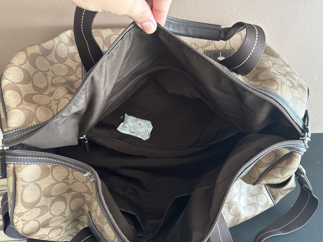 Coach Travelling Bag (Category: Luxury Bags & Wallets) located in Quezon City. Submitted by viber9163490242 (Listing ID 1395336870, Image 3). Description: .