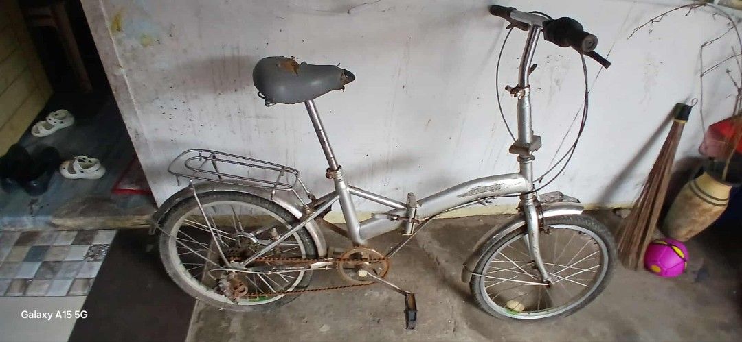 Folding Bike - Silver (Category: Bicycles) located in Manila. Submitted by isharishni33773 (Listing ID 1395178731, Image 1). Description: - Silver folding bike - Includes rear rack - Foldable frame and handlebars - Easy storage - Comfortable seat and pedals - Ideal for commuting and leisure rides issue: as seen sa picture and my rusty konti.