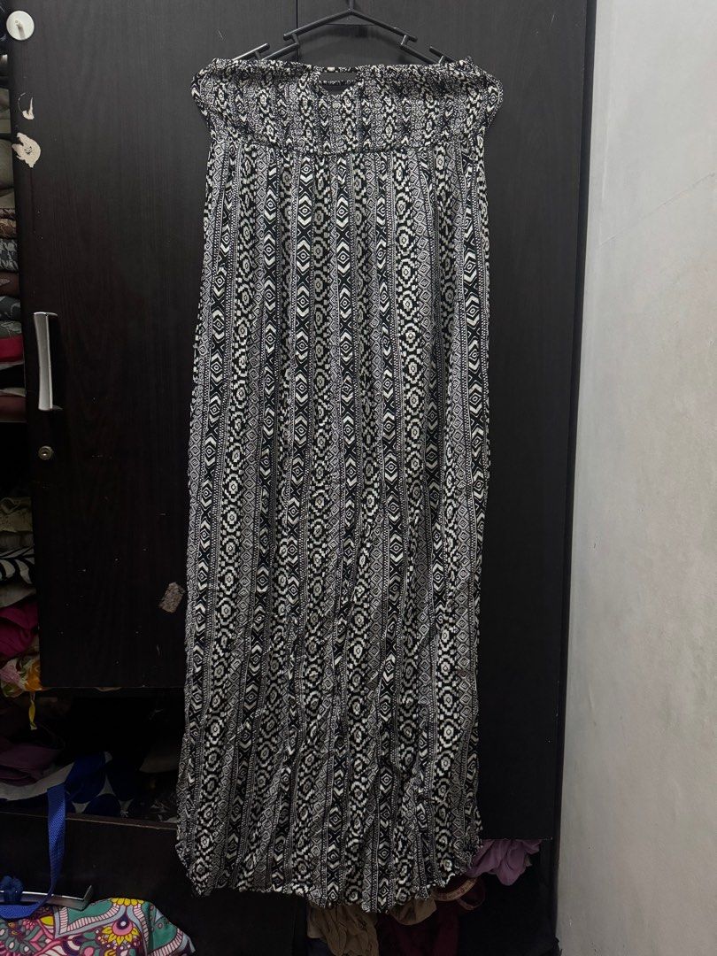 (Get 3 for 350) Boho Maxi Dress S-L (Category: Dresses) located in Taguig. Submitted by bnplswmakeup (Listing ID 1395187225, Image 1). Description: - Black and white tribal print - Strapless design - Smocked bodice - Maxi length - Flowy and lightweight fabric - Ideal for casual outings and beach vacations -Unknown brand. MOP: BPI/Gcash Shipping via J&T/Grab/Lalamove.